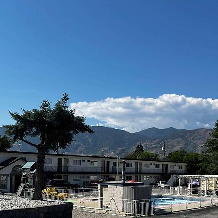 Super 8 By Wyndham Penticton Motel ภายนอก รูปภาพ