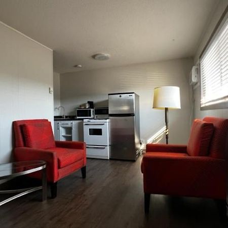 Super 8 By Wyndham Penticton Motel ภายนอก รูปภาพ