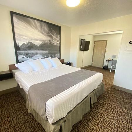 Super 8 By Wyndham Penticton Motel ภายนอก รูปภาพ