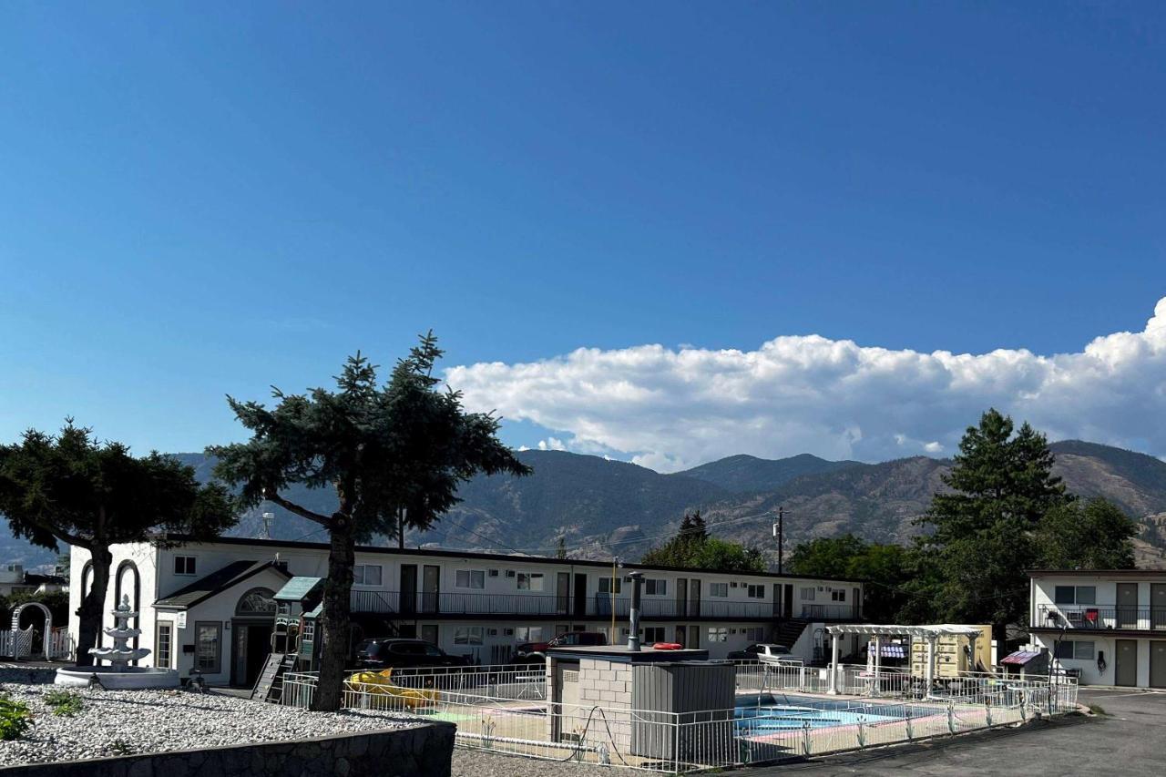 Super 8 By Wyndham Penticton Motel ภายนอก รูปภาพ