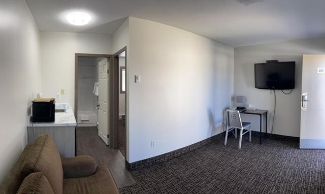 Super 8 By Wyndham Penticton Motel ภายนอก รูปภาพ