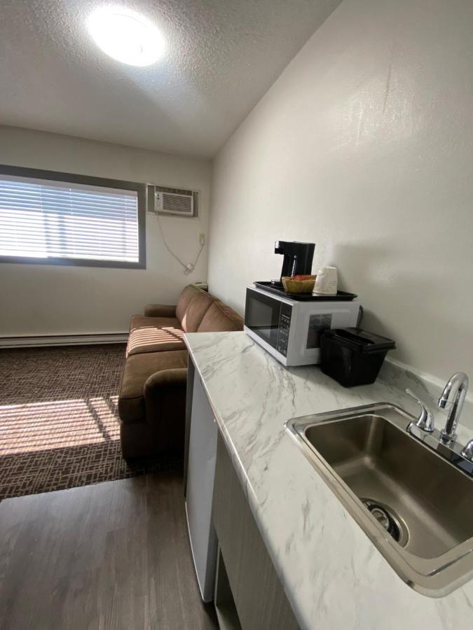 Super 8 By Wyndham Penticton Motel ภายนอก รูปภาพ