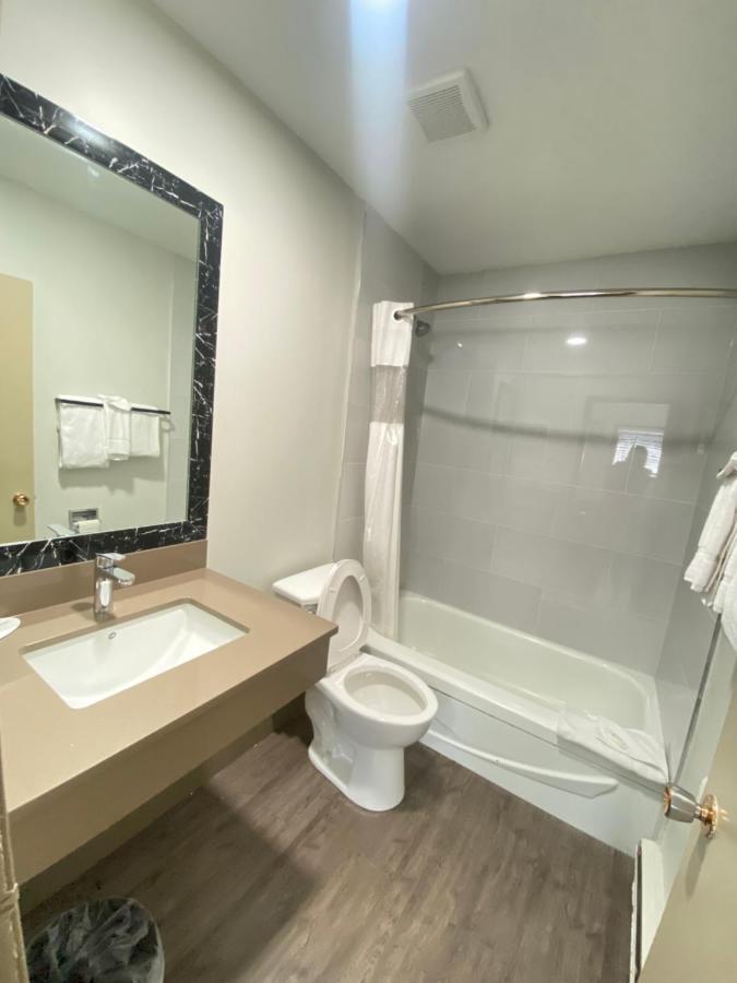 Super 8 By Wyndham Penticton Motel ภายนอก รูปภาพ