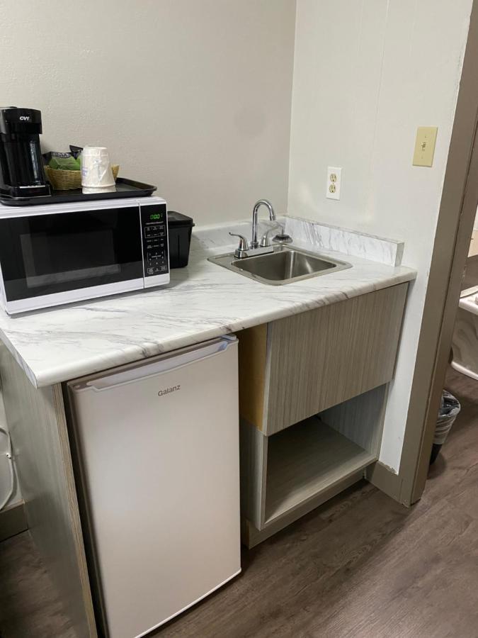 Super 8 By Wyndham Penticton Motel ภายนอก รูปภาพ