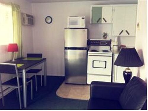 Super 8 By Wyndham Penticton Motel ภายนอก รูปภาพ